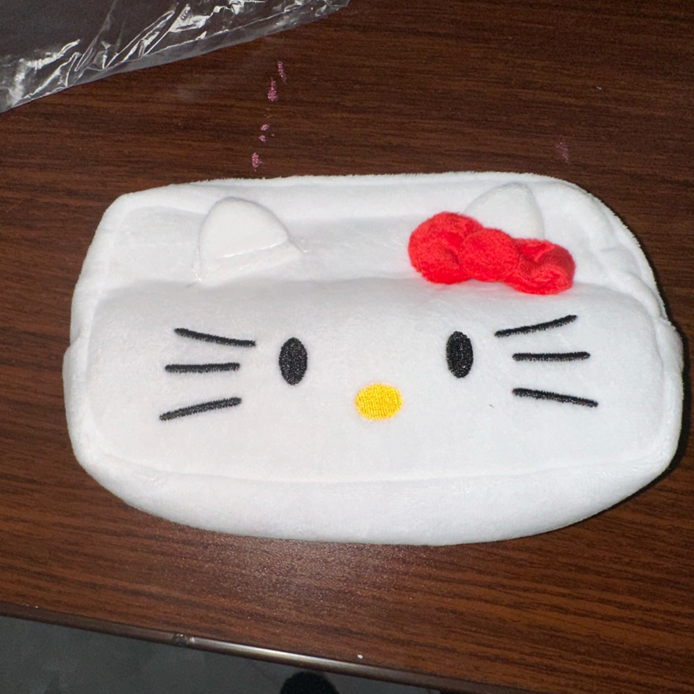 Hello Kitty 

Makeup‎ Bag

10 available 

Brand new